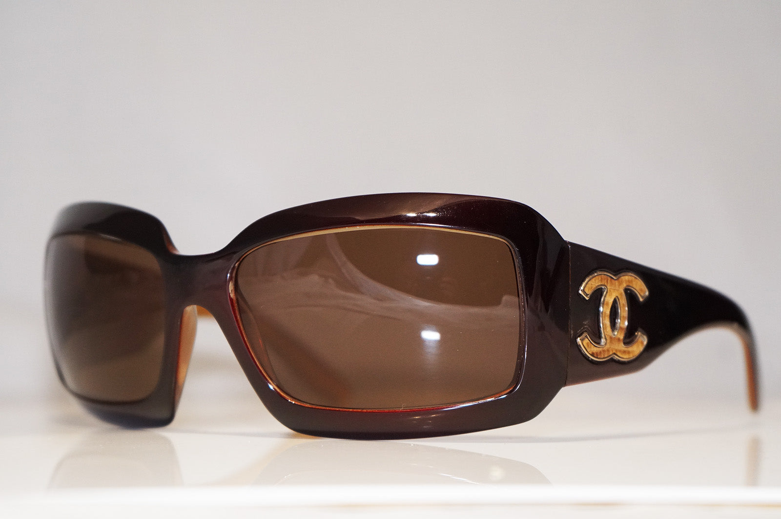 Sunglasses Chanel Brown in Plastic - 28081643