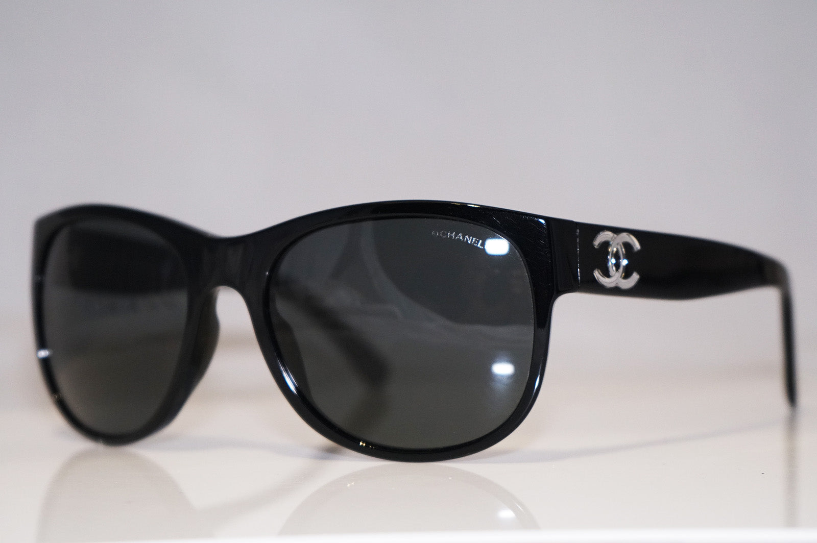 Sunglasses Chanel Black in Plastic - 30083619